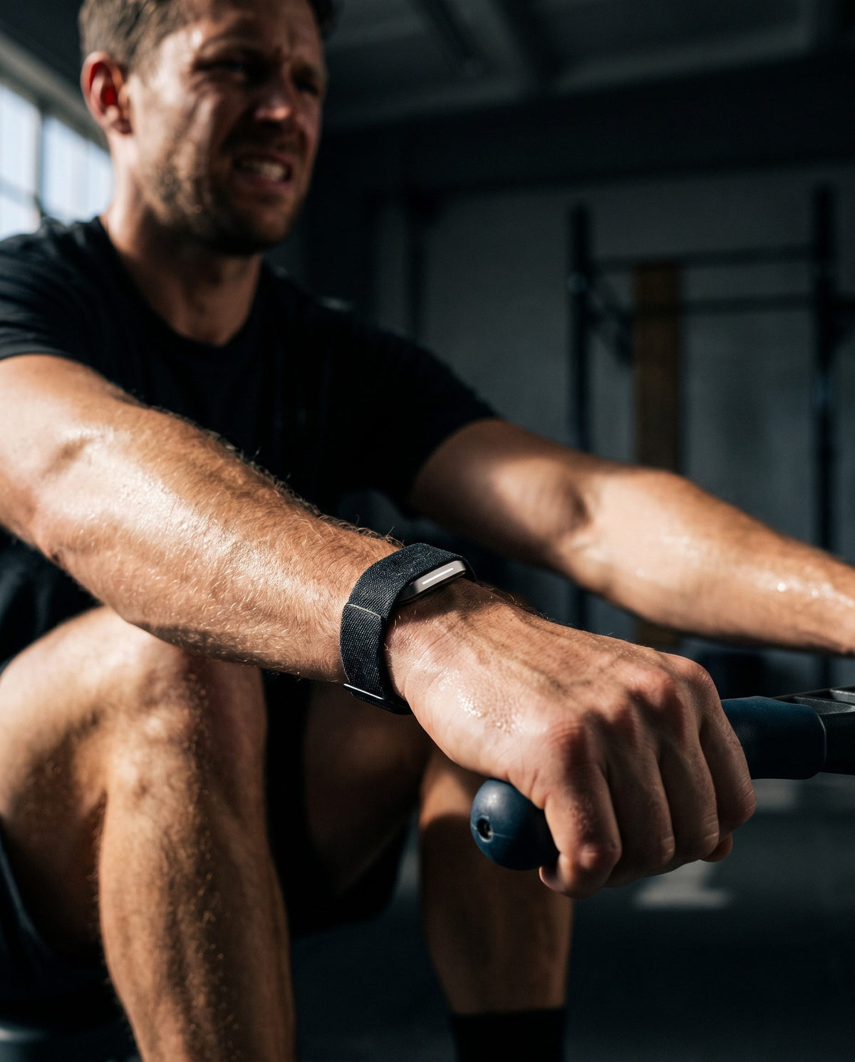 Mann beim Rudertraining mit dem Hume Band 2.0