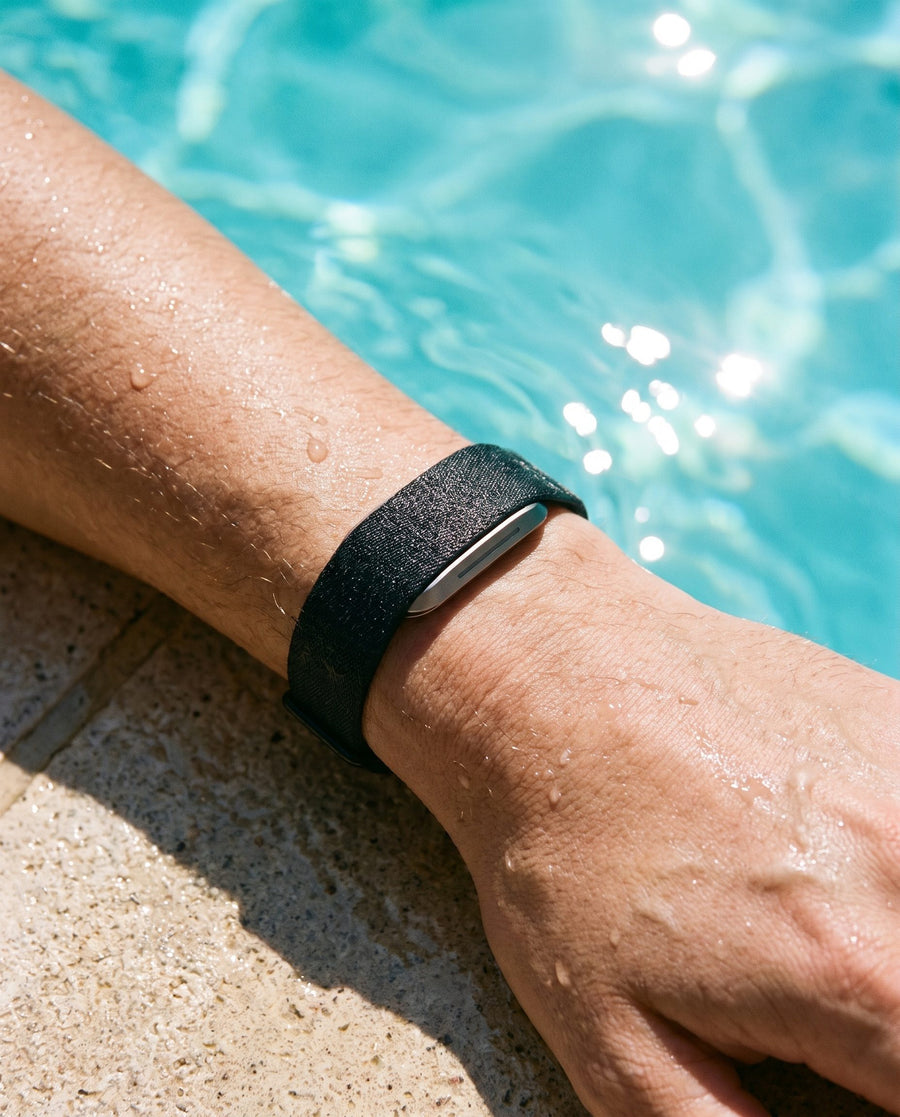 Nasses Handgelenk mit Hume Band 2.0 am Pool